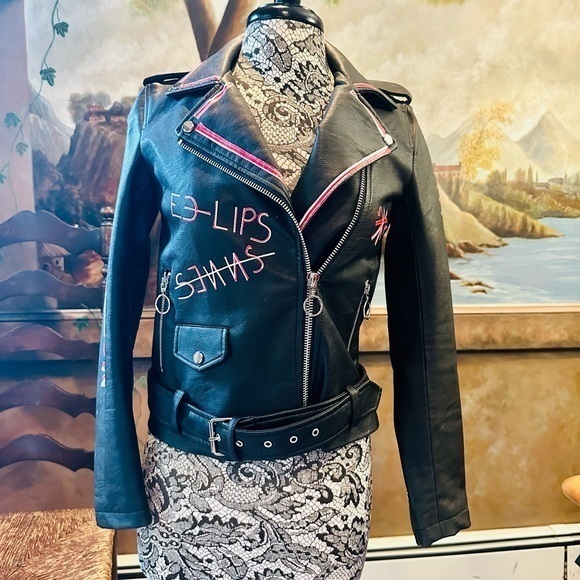 ✨✨🖤Zara Vegan Leather Black Moto Jacket Graphic Details ✨🖤 NWOT 🖤✨ - Picture 1 of 15